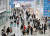 12일 인천국제공항 제1여객터미널 면세점이 해외 여행객들로 붐비고 있다. 뉴스1