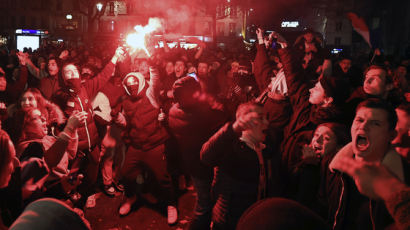 위태롭던 파리의 밤…흥분한 축구팬 곳곳 약탈·방화, 167명 체포