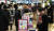 4일 오후 서울의 한 대형 서점. 마스크를 쓴 시민들의 모습이 보인다. [연합뉴스]