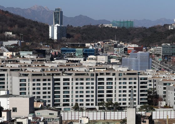 14일 오후 서울 용산구 한남동에서 바라본 고급 주택단지 모습. 뉴스1