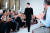 마사 스튜어트는 '살림의 여왕'에서 '스타일의 여왕'으로 거듭나는 분위기다. 사진은 지난 9월 명품 패션 브랜드 패션쇼 장면으로, 왼쪽 앞줄 중간에 검은 드레스를 입고 박수를 치는 인물이 스튜어트다. AP=연합뉴스