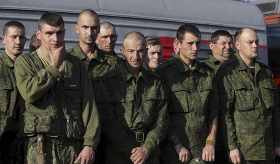 지난 9월 블라디미르 푸틴 러시아 대통령의 부분 동원령에 따라 징집된 예비군들이 러시아 볼고그라드에서 기차에 타기 위해 서 있다. AP=뉴시스