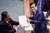 야손나 라올리 법무인권부 장관(오른쪽)과 밤방 우리안토 3분과 위원회 의장이 지난 6일 인도네시아 자카르타에서 열린 의회 본회의에서 새 형법 개정안을 들고 있다. 로이터=연합뉴스