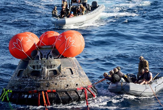 미국 해군 잠수부들이 11일(현지시간) '오리온'을 회수하고 있다. AFP=연합뉴스