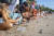 외국인 관광객들이 지난 9월 16일 인도네시아 발리 쿠타 해변에서 갓 부화한 바다거북을 풀어주는 행사에 참여하고 있다. EPA=연합뉴스