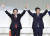 일본 자민당 총재 선거가 끝난 2020년 9월 14일 도쿄의 한 호텔에서 아베 신조(오른쪽) 당시 일본 총리가 기시다 후미오 당시 정무조사회장(현 일본 총리)과 손을 잡고 있다. 교도통신=연합뉴스
