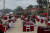 관광객들이 지난 11월 12일 인도네시아 발리의 짐바란 해변에 있는 레스토랑에서 식사를 하고 있다. AP=연합뉴스