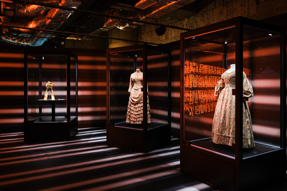 지난 3일 홍콩에 위치한 복합 쇼핑몰 'K11 뮤제아'에서 열린 V&A 박물관 협업 전시. 1800~1900년대 고전 드레스와 현대 디자이너들의 맞춤복 드레스가 전시됐다. 사진 K11 그룹