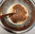 코코아 가루나 초코 파우더를 넣고 잘 섞은 초콜릿색 붕어빵 반죽을 팬에 채운 후 초코칩을 넣고 다시 반죽으로 덮으면 초코 붕어빵이 완성된다.