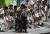 리오넬 메시 선수가 단상으로 올라갈 때 입은 중동 국가 전통복장인 '비슈트'. 사진 트위터 캡처 