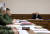 블라디미르 푸틴 대통령(오른쪽)이 지난 16일) 세르게이 쇼이구 국방장관, 발레리 게라시모프 총참모장 등 군 사령부 10여 명을 소집해 회의를 주재하고 있다. 로이터=연합뉴스