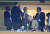 18일(현지시간) 카타르 루사일 스타디움에서  2022  월드컵 결승전을 함께 관람하고 있는 일론 머스크 테슬라 최고경영자(가운데)와 도널드 트럼프 전 대통령의 맏사위인 재러드 쿠슈너 전 백악관 선임고문(머스크 왼쪽). 로이터=연합