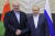 알렉산드르 루카셴코 벨라루스 대통령(왼쪽)과 블라디미르 푸틴 러시아 대통령이 지난 9월 26일 러시아 소치 관저에서 회담 후 악수하고 있다. AP=연합뉴스