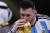 아르헨티나의 레오넬 메시가 19일(한국시각) 프랑스와의 월드컵 결승전에서 승리한 후 트로피에 입을 맞추고 있다. AP=연합뉴스