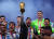 아르헨티나의 리오넬 메시가 19일(한국시각) 프랑스와의 월드컵 결승전에서 승리한 후 우승 트로피를 들어올리고 있다. 로이터=연합뉴스