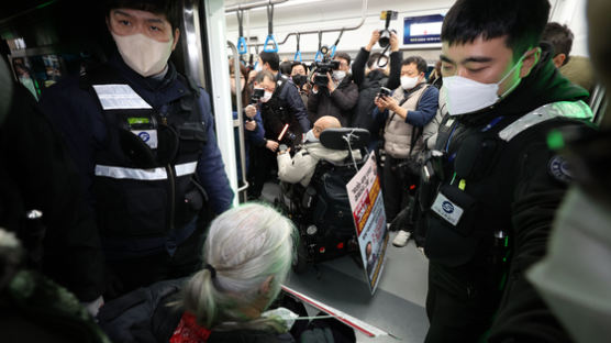 경찰, 출근길 지하철 승하차 반복 시위 전장연 회원 6명 추가 송치