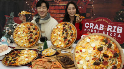 [사진] 크랩·립 두 가지 맛 피자 출시