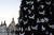 키이우에 설치된 대형 성탄 트리에 평화를 상징하는 흰 비둘기 장식과 우크라이나를 지원하는 국가의 국기가 달려있다. AFP=연합뉴스