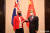 왕이 중국 국무위원 겸 외교부장이 지난 11월 8일 인도네시아 발리에서 열린 G20 외교장관회의에 참석해 페니 웡 호주 외교부장과 회담하고 있다. [사진 신화통신]