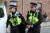 영국 경찰이 11월 9일(현지시간) 요크를 방문한 찰스 3세 국왕에게 계란을 던진 20대 남성을 체포해 데려가고 있다. 로이터=연합뉴스