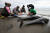 지난해 12월 20일 멕시코 베라크루즈 보카 델 리오 해변에서 정부 관계자들이 좌초된 돌고래 사체를 수습하고 있다. 로이터=연합뉴스