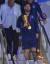 20일(현지시간) 부에노스아이레스 에세이사 국제공항에 도착한 축구대표팀 주장 리오넬 메시가 우승컵을 들고 비행기에서 내리고 있다. AP=뉴시스