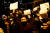지난달 27일 밤 중국 베이징에서 시민들이 정부의 제로 코로나 정책에 항의하기 위해 백지를 들어보이며 시위를 벌이고 있다. 로이터=연합뉴스