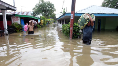 물에 잠기는 인도네시아 섬 주민 4명, 스위스 시멘트 회사에 손해배상 기후 소송