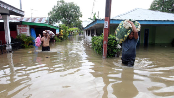 물에 잠기는 인도네시아 섬 주민 4명, 스위스 시멘트 회사에 손해배상 기후 소송