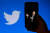 지난 10월 4일 미국 워싱턴DC에서 트위터 로고와 함께 찍힌 머스크의 모습. AFP=연합뉴스