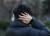 절기상 밤의 길이가 가장 길다는 '동지(冬至)'인 22일 오전 서울 종로구 광화문네거리에서 시민이 핫팩으로 귀를 감싸고 있다. 뉴스1