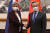  21일 베이징 댜오위타이 국빈관에서 왕이(오른쪽) 중국 국무위원 겸 외교부장과 페니 웡(왼쪽) 호주 외교장관이 회담에 앞서 악수하고 있다. EPA=연합뉴스