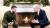  21일 조 바이든 미국 대통령(오른쪽)이 볼로디미르 젤렌스키 우크라 대통령과 백악관 집무실에서 대화를 나누고 있다. AFP=연합뉴스