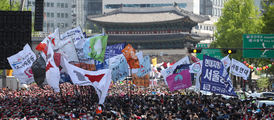 전국민주노동조합총연맹이 5월 1일 서울 숭례문 일대에서 '2022년 세계 노동절 대회'를 진행하고 있다. 뉴스1