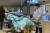 21일(현지시간) 중국 허베이성의 한 중앙병원에서 한 환자가 만실인 응급실에서 퇴원하고 있다. AP=연합뉴스