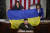 볼로디미르 젤렌스키 우크라이나 대통령은 21일 미국 의회에서 연설한 직후 우크라이나 전장에서 장병들이 서명한 국기를 낸시 펠로시 하원의장에게 선물했다. AP=연합뉴스