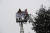 독일 베를린의 브란덴부르크 문 앞 크리스마스트리 꼭대기를 베어내는 마지막 세대 기후활동가들. AP=연합뉴스