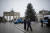 꼭대기가 잘려나간 브란덴부르크문 앞 크리스마스 트리. AP=연합뉴스