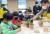 지난 10월 세종시 대평공립지역아동센터에서 초등학생들이 반려식물을 화분에 심고 가꾸는 방법을 배우고 있다.연합뉴스