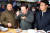 이재명 더불어민주당 대표가 절기상 동지인 22일 경북 안동시 중앙신시장을 방문해 액땜 팥죽을 먹고 있다. 연합뉴스
