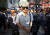 프랑스 연쇄살인범 샤를 소브라즈가 지난 2011년 5월 31일 카트만두에서 열린 심리를 마치고 카트만두 지방법원을 나서고 있는 모습. 로이터=연합뉴스