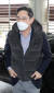 이재용 삼성전자 회장이 21일 베트남으로 출국하기 위해 차에서 내리고 있다. [연합뉴스]