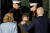 21일(현지시간) 조 바이든 미국 대통령과 부인 질 바이든 여사는 백악관 앞에 나와 볼로디미르 젤렌스키 우크라이나 대통령을 환영했다. 바이든 대통령이 젤렌스키 대통령의 어깨에 손을 올린 채 걸어가고 있다. AP=연합뉴스