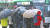 수도권에 대설특보가 발효된 21일 오전 서울 강남구 강남역 버스 정류장에서 시민들이 출근길에 나서고 있다. 뉴스1