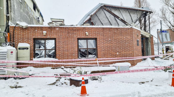 군산 '28㎝' 눈폭탄…2층짜리 대형 카페 지붕 폭삭 무너졌다