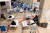 23일(현지시간) 코로나19 환자들이 중국 충칭에 있는 한 병원 로비에 놓여진 임시 병상에서 수액을 맞고 있는 모습. 중국은 현재 감염자가 폭증해 모든 병원에 병상이 부족하다고 알려졌다. AFP=연합뉴스