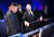 김정은 북한 국무위원장(왼쪽)과 블라디미르 푸틴 러시아 대통령이 지난 2019년 4월 25일(현지시간) 러시아 블라디보스토크 극동연방대학에서 첫 정상회담을 마친 뒤 전통 검을 선물로 주고받는 모습. 로이터=연합뉴스