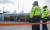 지난 22일 오후 서울 용산구 이태원광장에 마련된 10.29 참사 시민분향소와 보수단체 천막 사이에 경찰들이 근무하고 있다. 연합뉴스.