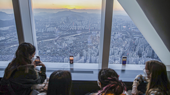 주택시장이 잔뜩 얼어붙은 채 한 해를 마무리하고 있다. 사진은 지난해 말 서울 잠실 123층 롯데월드타워 전망대에서 바라본 석양. 뉴시스