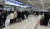 23일 오전 많은 눈이 내린 제주공항에 탑승객 인파가 몰려 있다. 최충일 기자